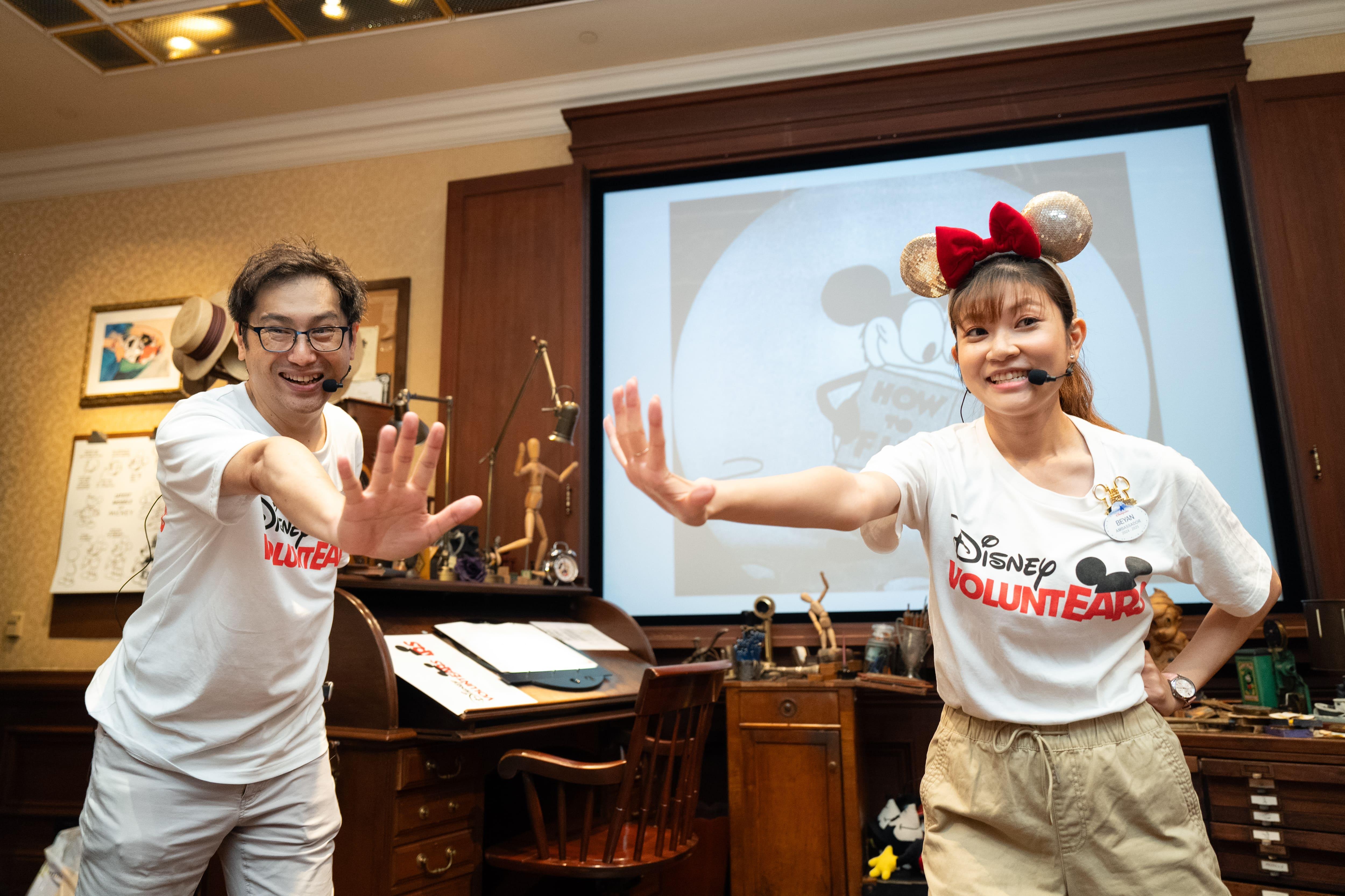 迪士尼義工隊領袖委員會主席周永鴻(左),香港迪士尼樂園度假區親善大使謝承恩(右)及一眾迪士尼義工預先學習與 SEN 兒童溝通相處的要點和技巧。
