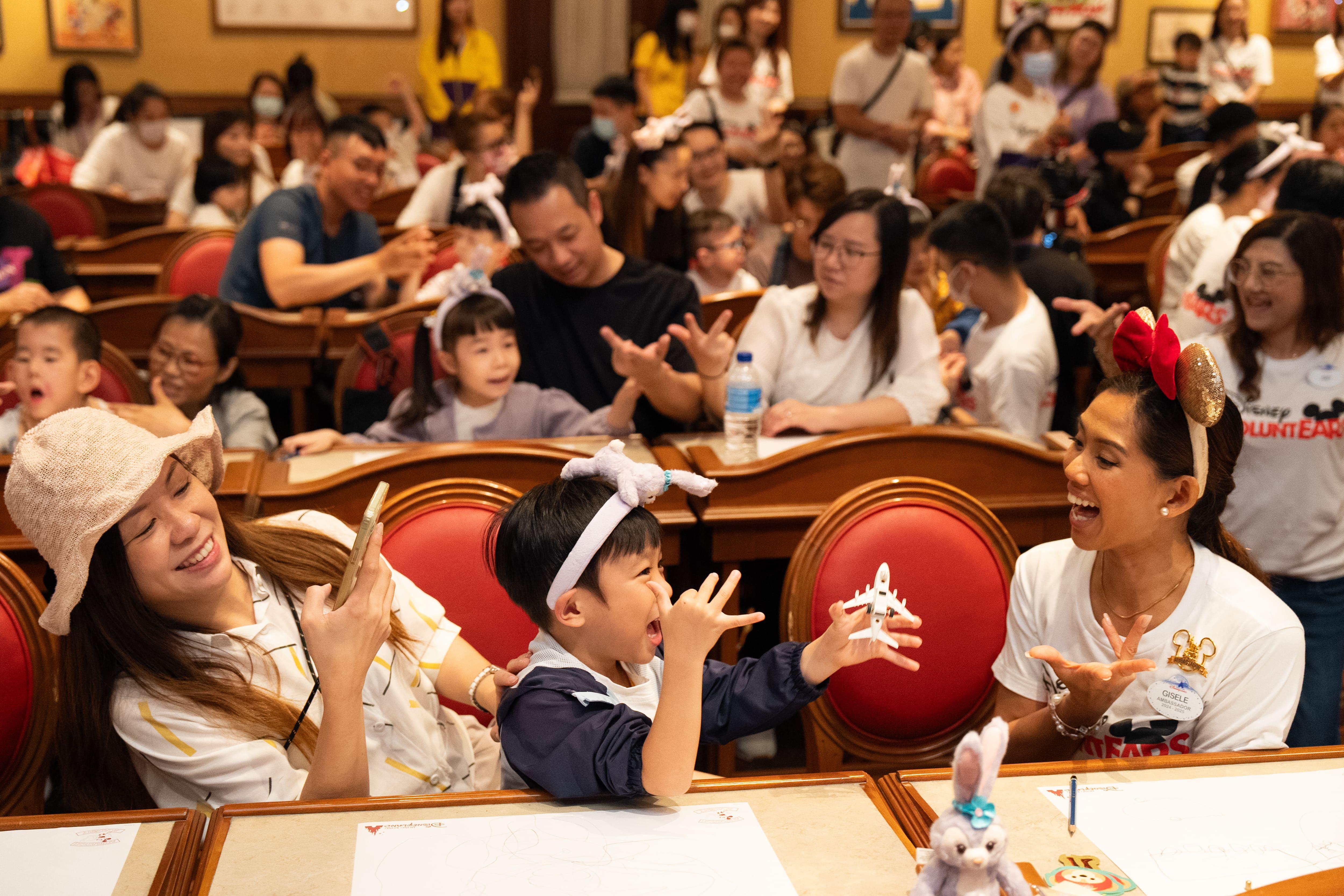 育有一位 SEN 女兒的香港迪士尼親善大使珮芷善(右),更向其他義工分享照顧SEN 孩子的心得。