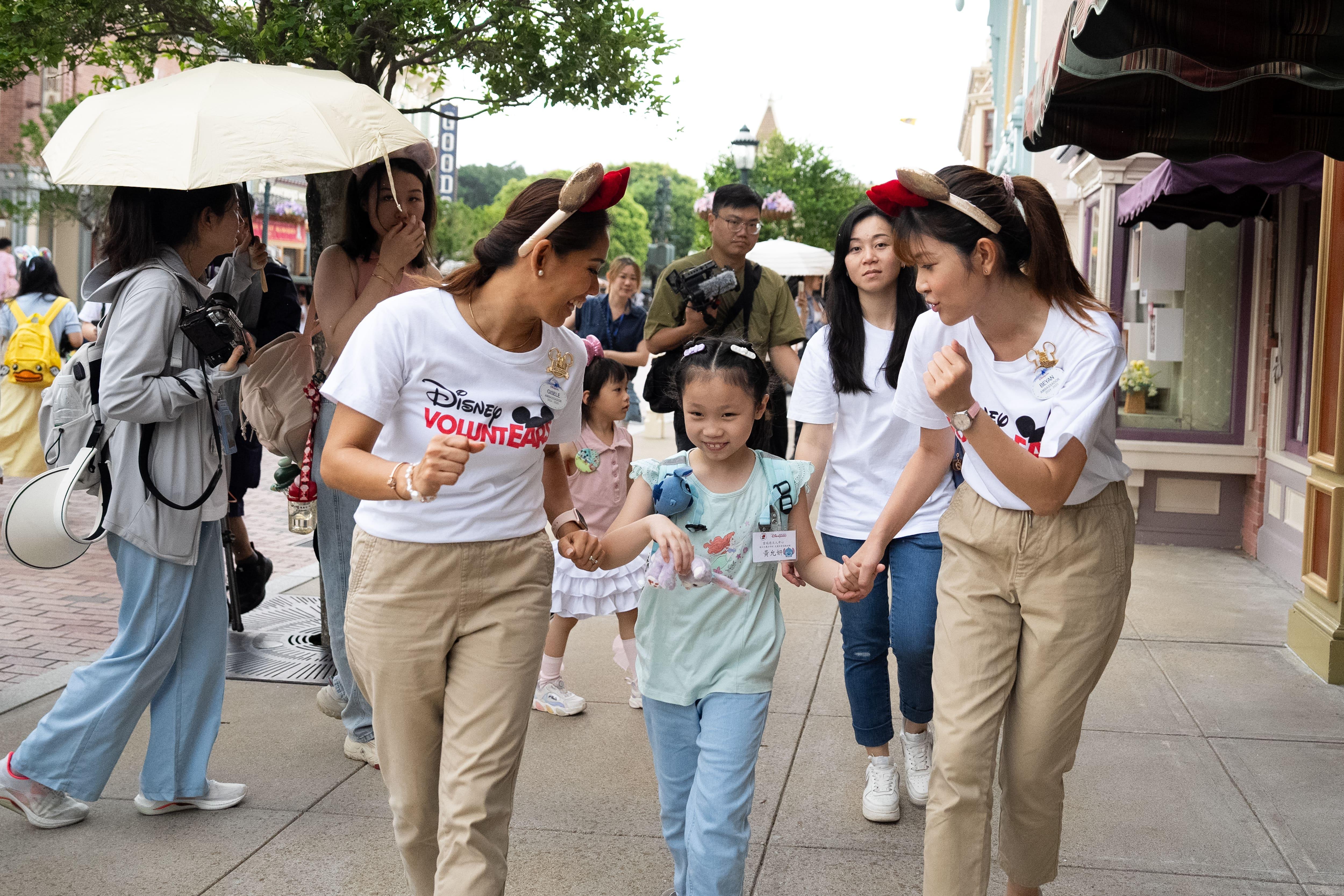 7歲允妍的患有自閉症,在包容的環境和迪士尼義 工的陪伴下,允妍可以嘗試自行購物、付款,情況大大改善。(林靄怡攝)