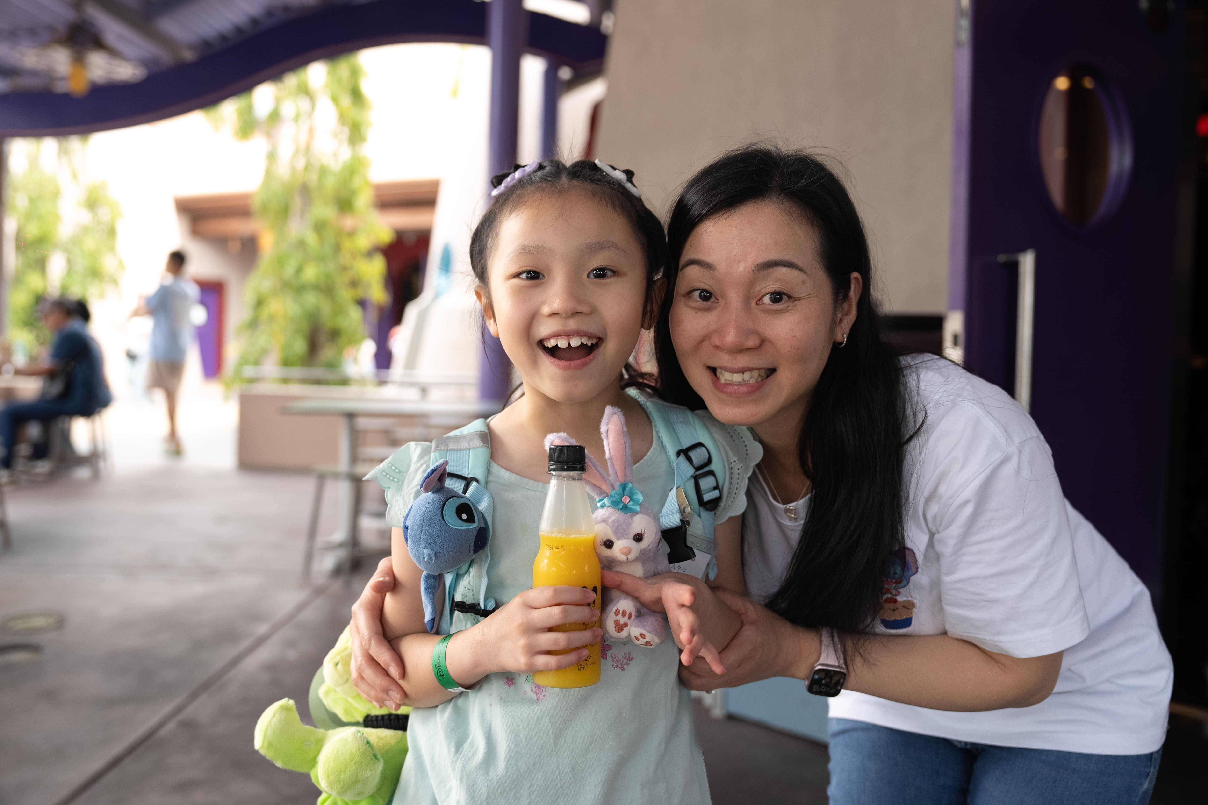 允妍媽媽(右)表示很開心見到女兒在香港迪士尼自在地享受不同體驗。(林靄怡攝)