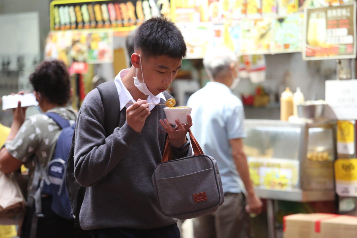 首階段實施管制即棄塑膠產品今起生效,禁止食肆向堂食顧客提供,到2025年實施第二階段,會全面禁止向堂食和外賣顧客提供。(鍾式明攝)