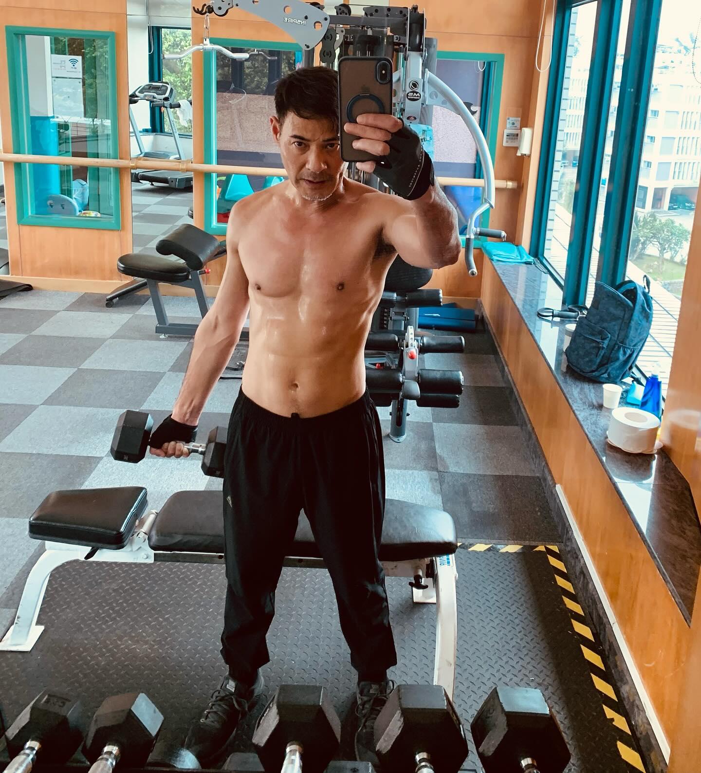 黃智賢公開爆肌相,完全唔似已經56歲。