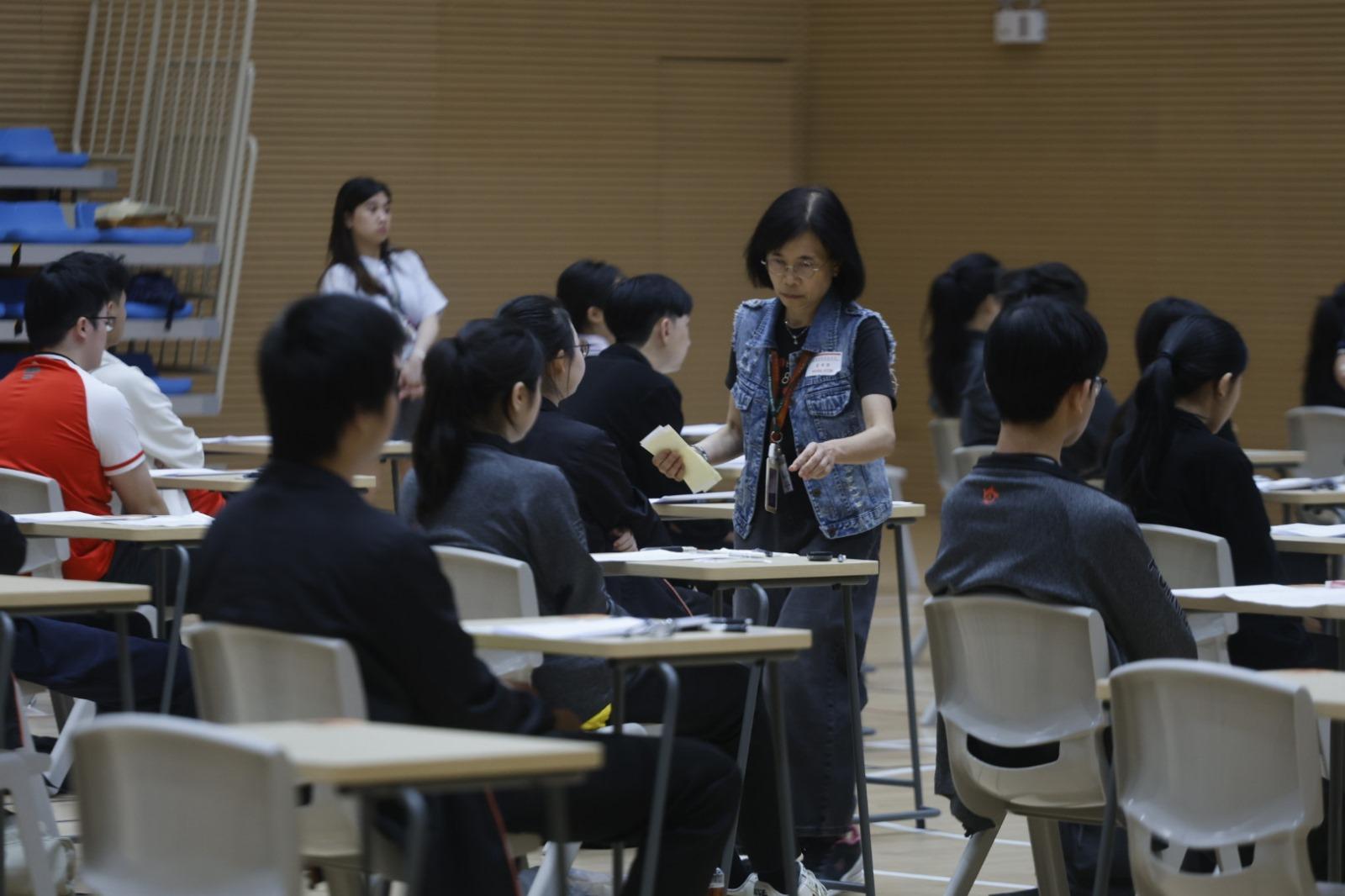 文憑試首個核心科中文科今日開考,今年首次在內地設立兩個試場,分別在深圳及廣州,共有約110名考生在原校應考。(考評局圖片)