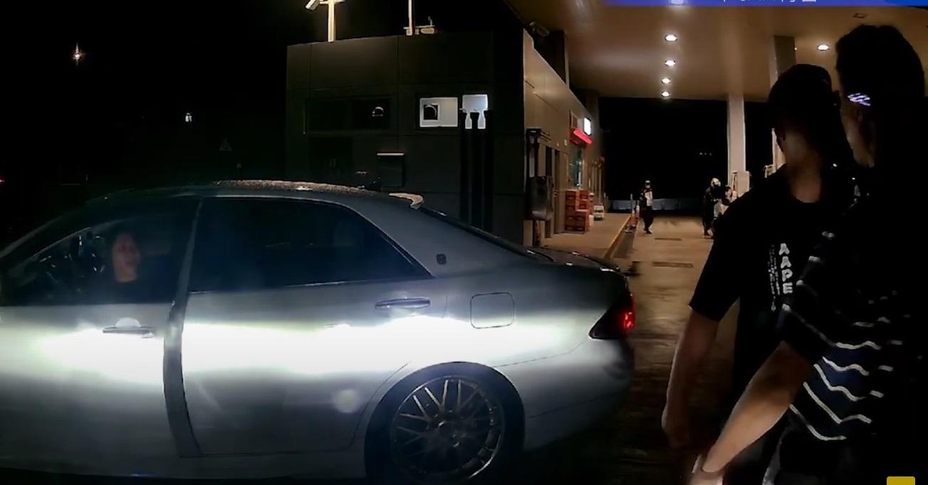 車Cam直擊|霸氣男用心口推撞四眼哥。(網片截圖)
