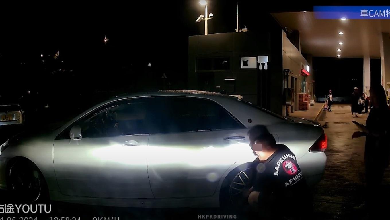 車Cam直擊|霸氣男疑在油站插隊打胎氣,與四眼哥起爭執。(網片截圖)