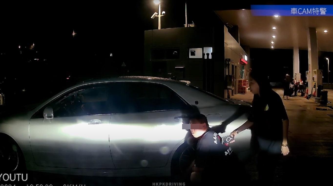 車Cam直擊|霸氣男疑在油站插隊打胎氣,與四眼哥起爭執。(網片截圖)