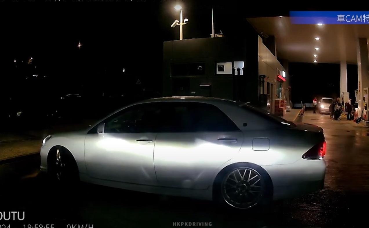 車Cam直擊|白色私家車最終離開。(網片截圖)