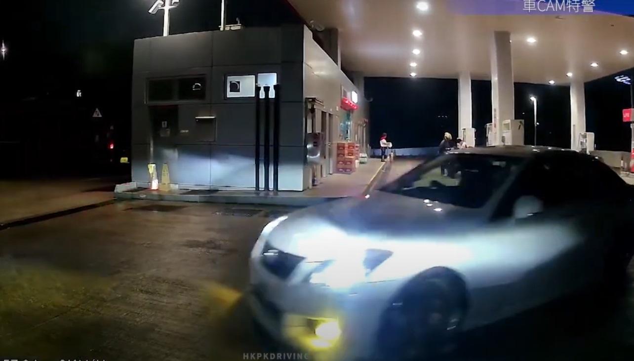 車Cam直擊|白色私家車疑打尖駛至。(網片截圖)