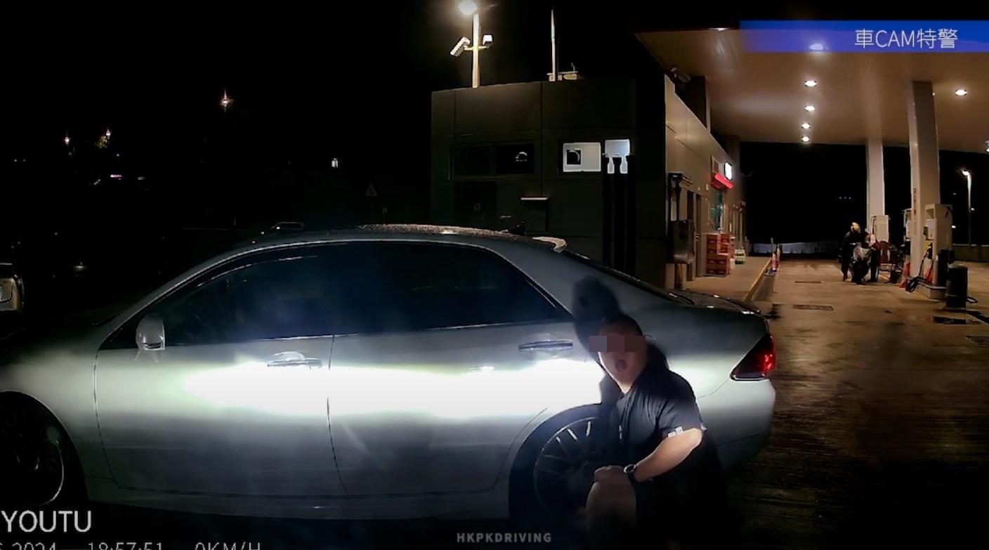 車Cam直擊|霸氣男疑在油站插隊打胎氣,與四眼哥起爭執。(網片截圖)