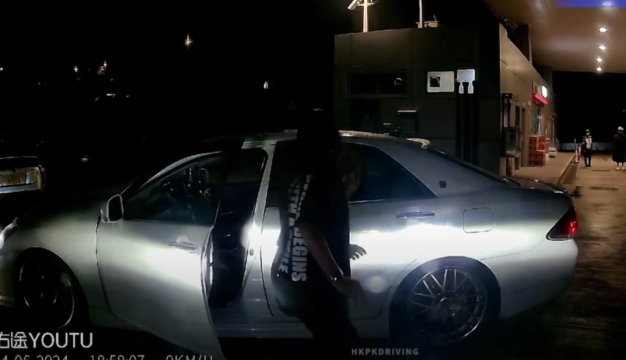 車Cam直擊|女友人下車時跌手機。(網片截圖)