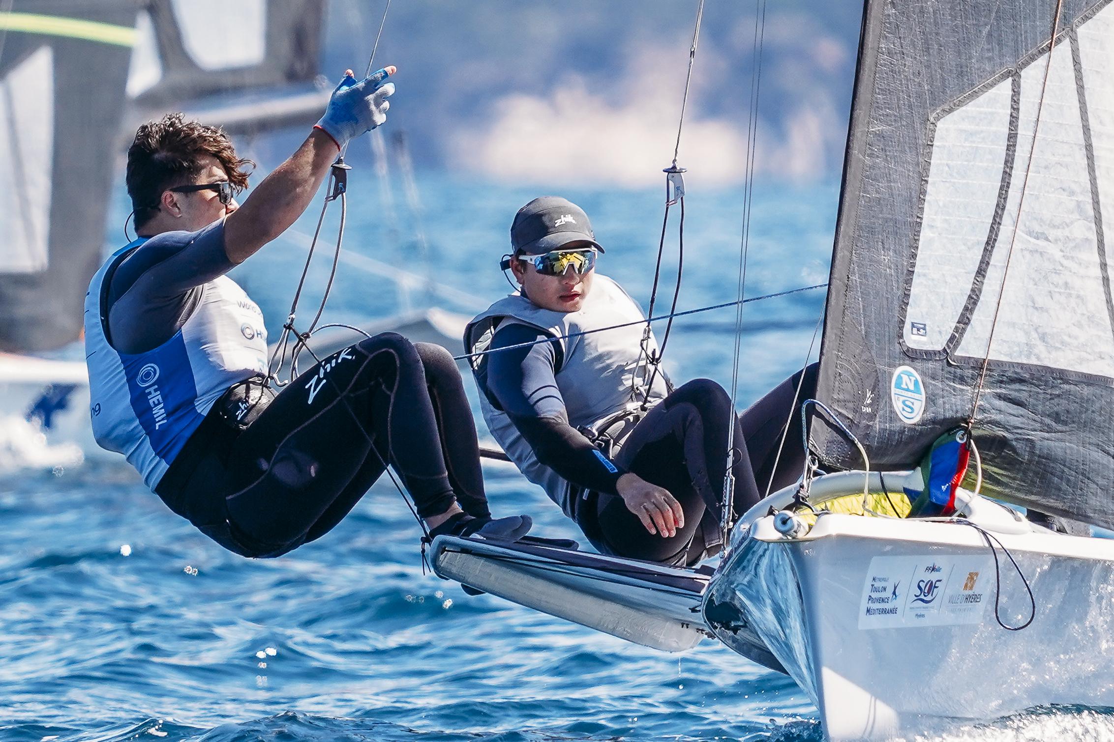 港隊在巴黎奧運帆船項目再取得入場券!圖為港隊代表Akira Sakai(阿輝)和Russell Aylsworth(祥傑)。(中國香港帆船運動總會提供)