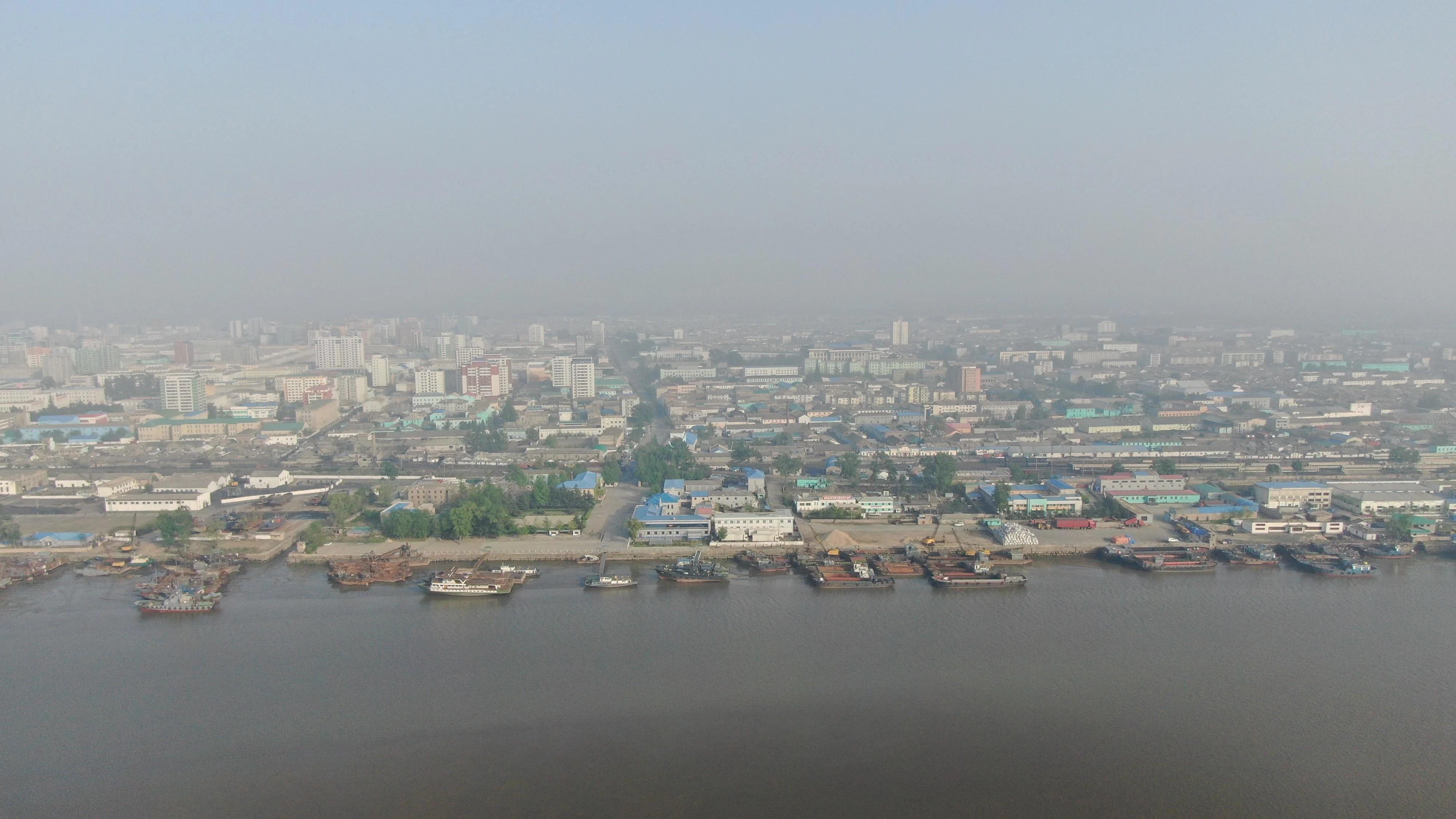 鴨綠江邊停著不少小船。(圖/翻攝Reddit論壇)