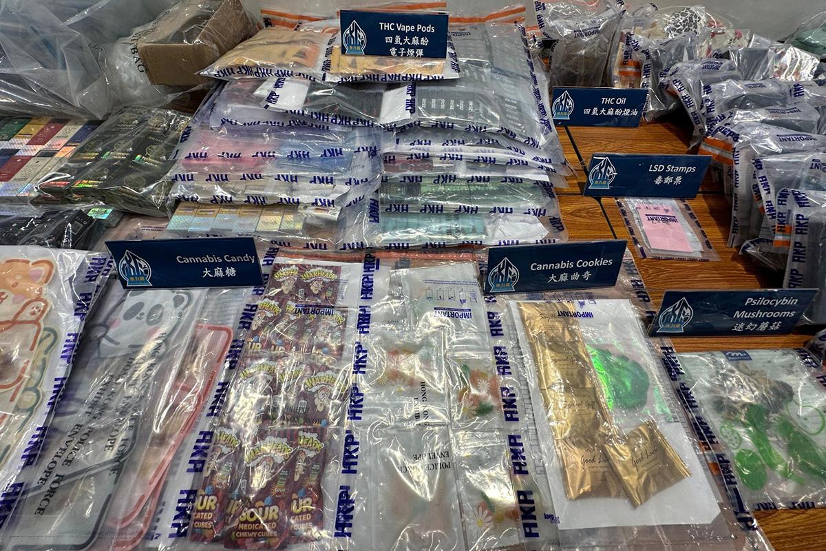 警方展示行動中檢獲的證物。