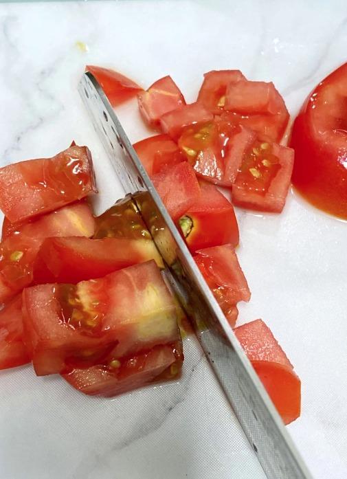 番茄和甘筍切粒,蒜頭切碎。雞翼剪開兩段,加醃料略醃。配菜用的粟米分小段。