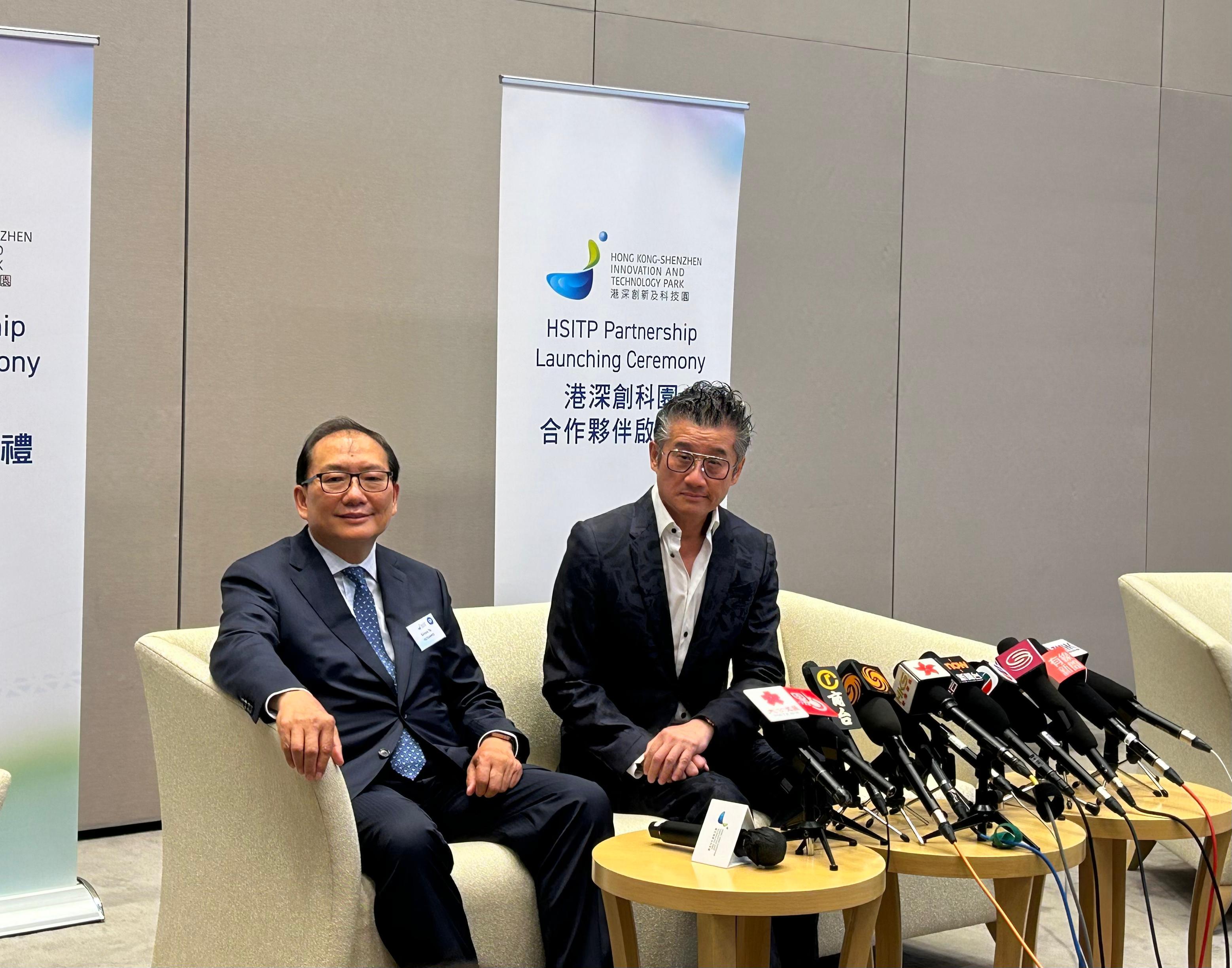 和黃醫藥主席杜志強(左)。(陳芷晴攝)