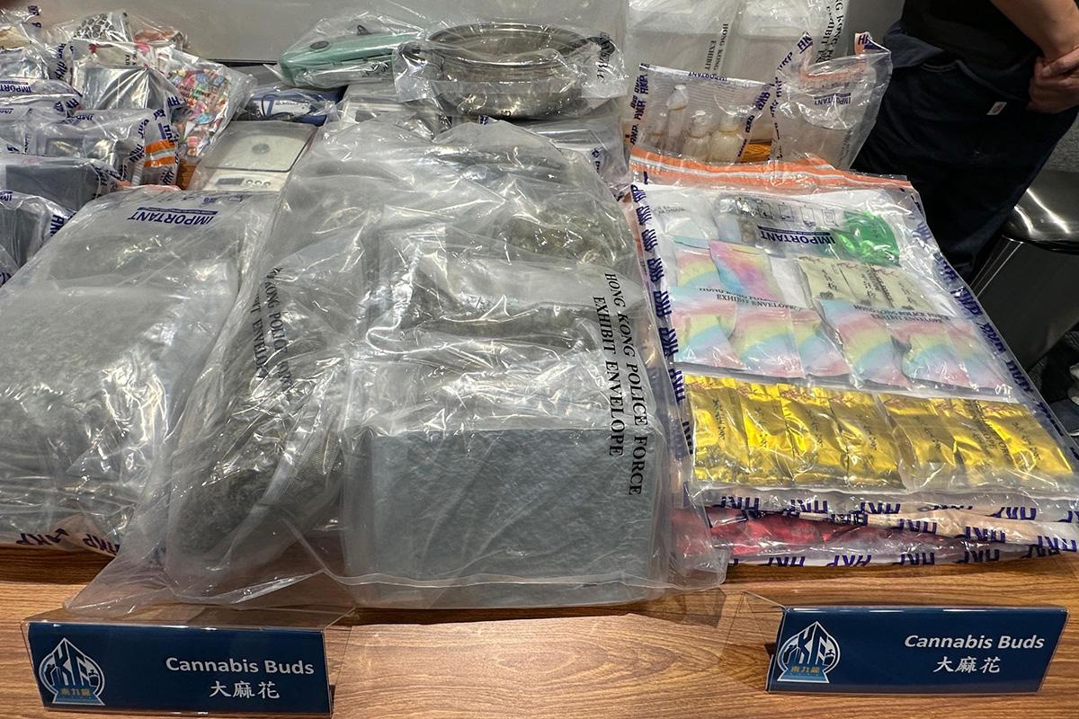 警方展示行動中檢獲的證物。