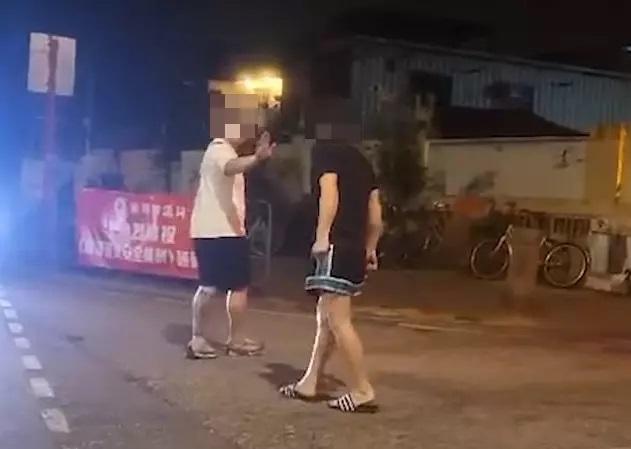 另一名司機欲上前了解事件,但被踢拖男子以長螺絲批指嚇。(網片截圖)