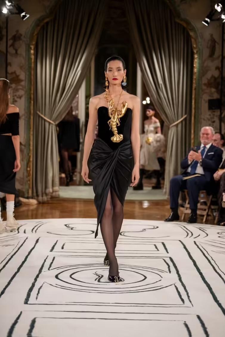 這件龍蝦裝是來自來自Schiaparelli 2024春夏系列新裝。