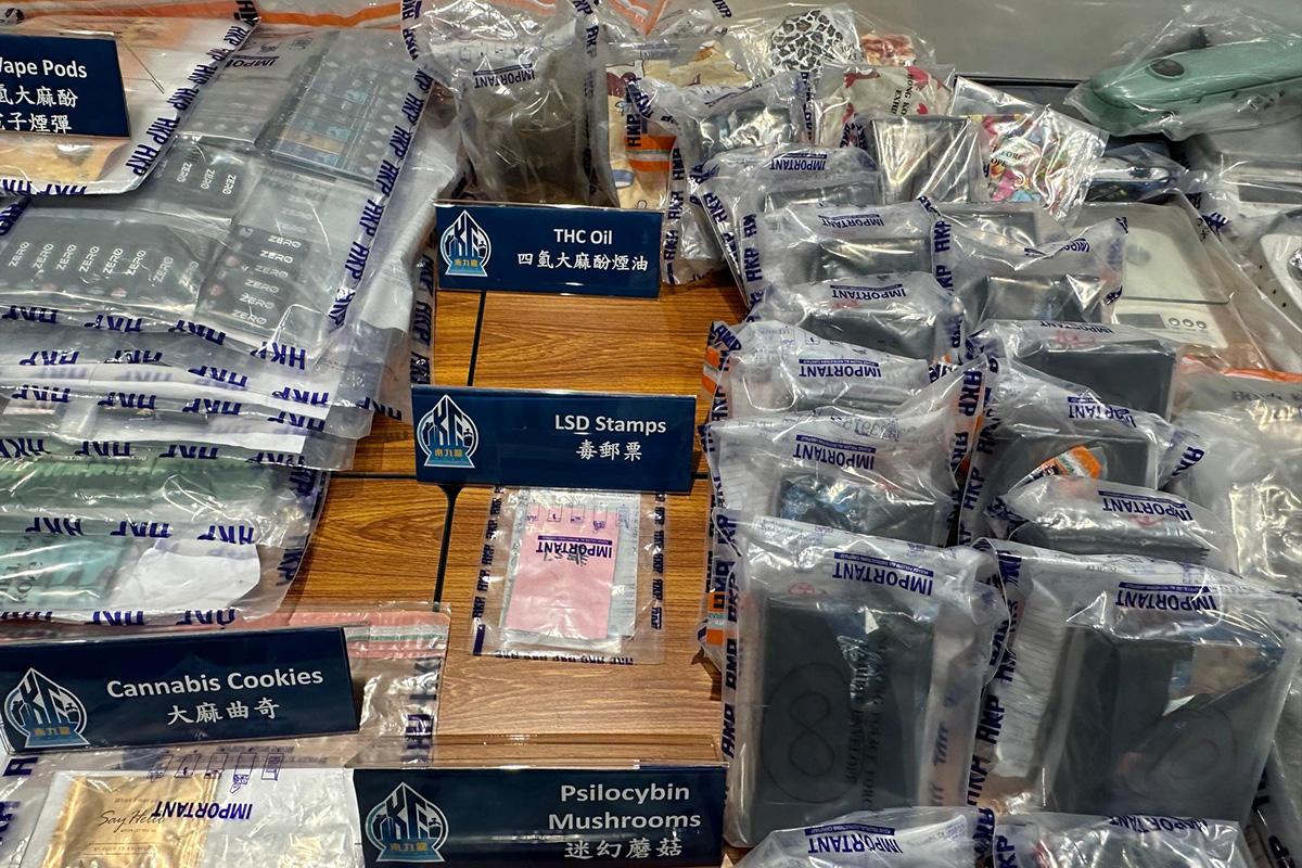 警方展示行動中檢獲的證物。