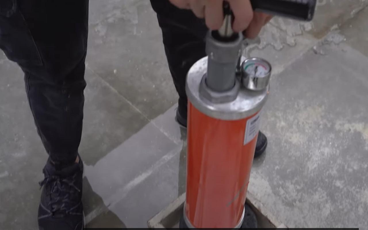 然後將通渠泵放在渠口上面,以體重壓實它。