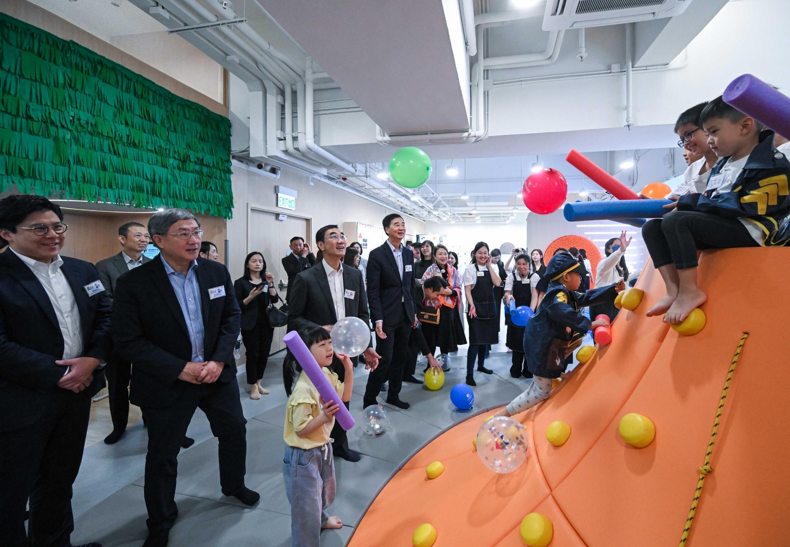 「賽馬會童亮館」以鼓勵兒童自主遊戲為設計槪念,同時啟發照顧者與兒童的 正面互動,透過集結合不同界別的持分者的力量一同構建兒童友善社區。