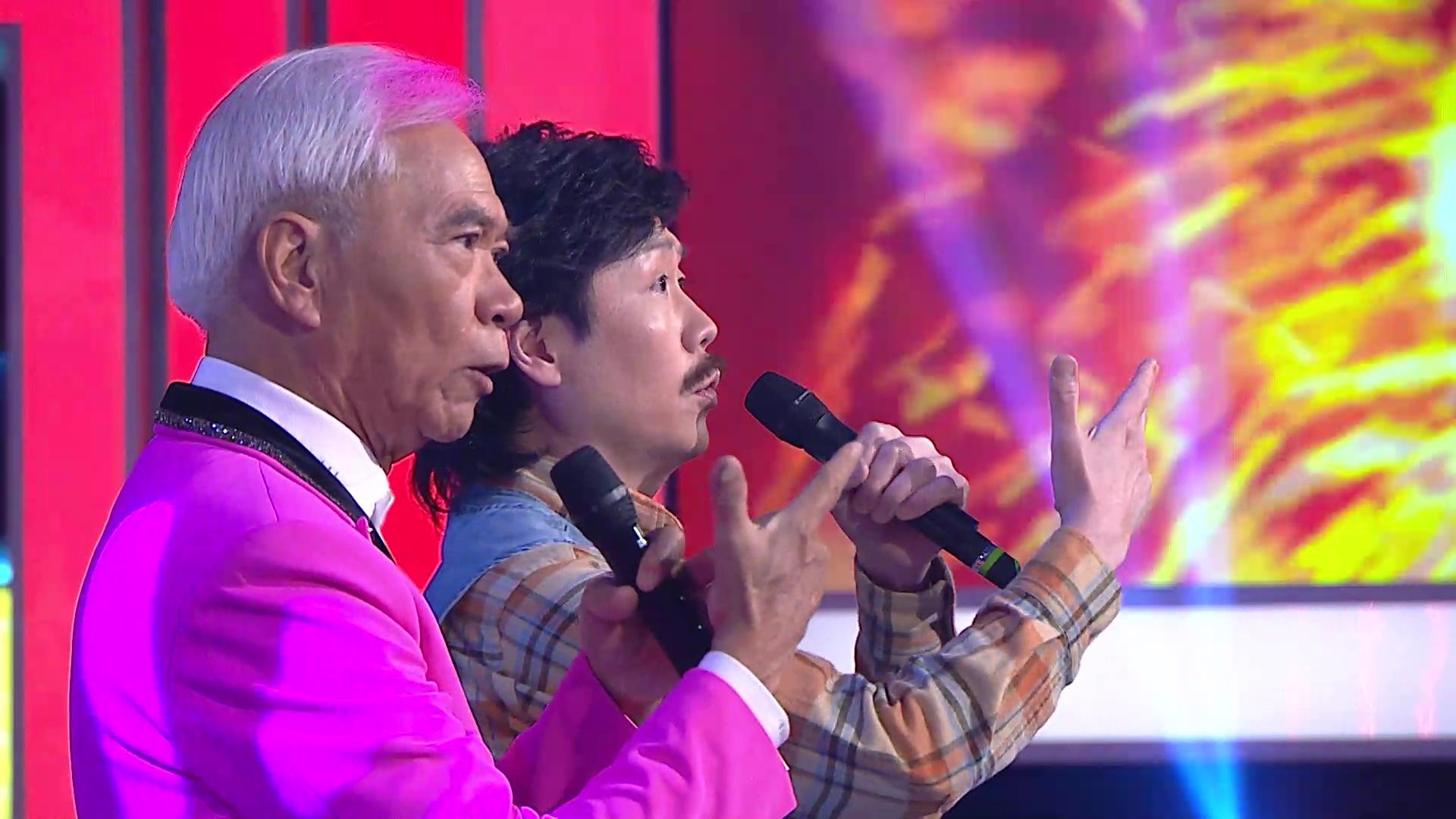 李龍基與「李龍A」、「李龍B」及「李龍C」合唱。