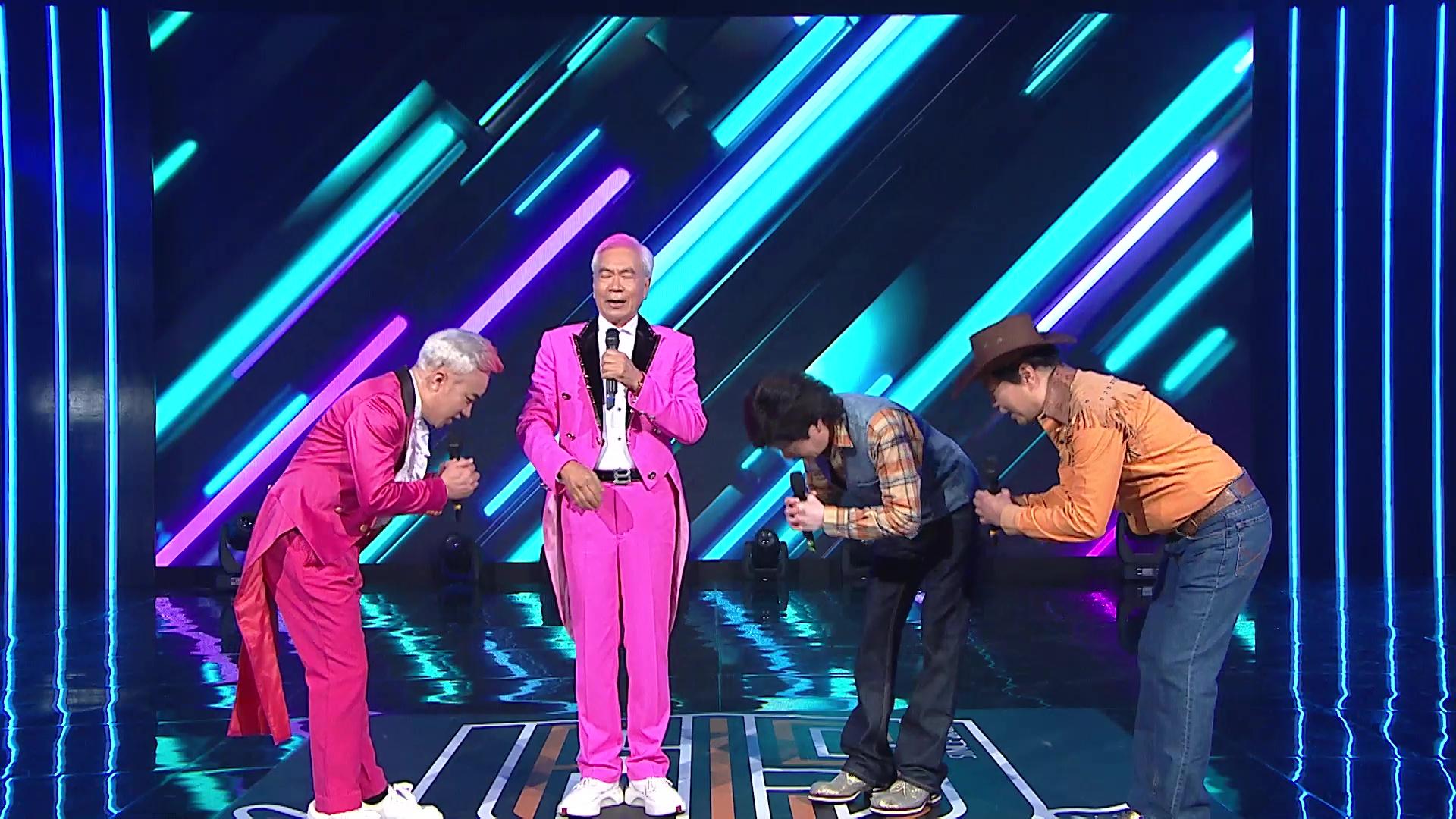 李龍基與「李龍A」、「李龍B」及「李龍C」合唱。