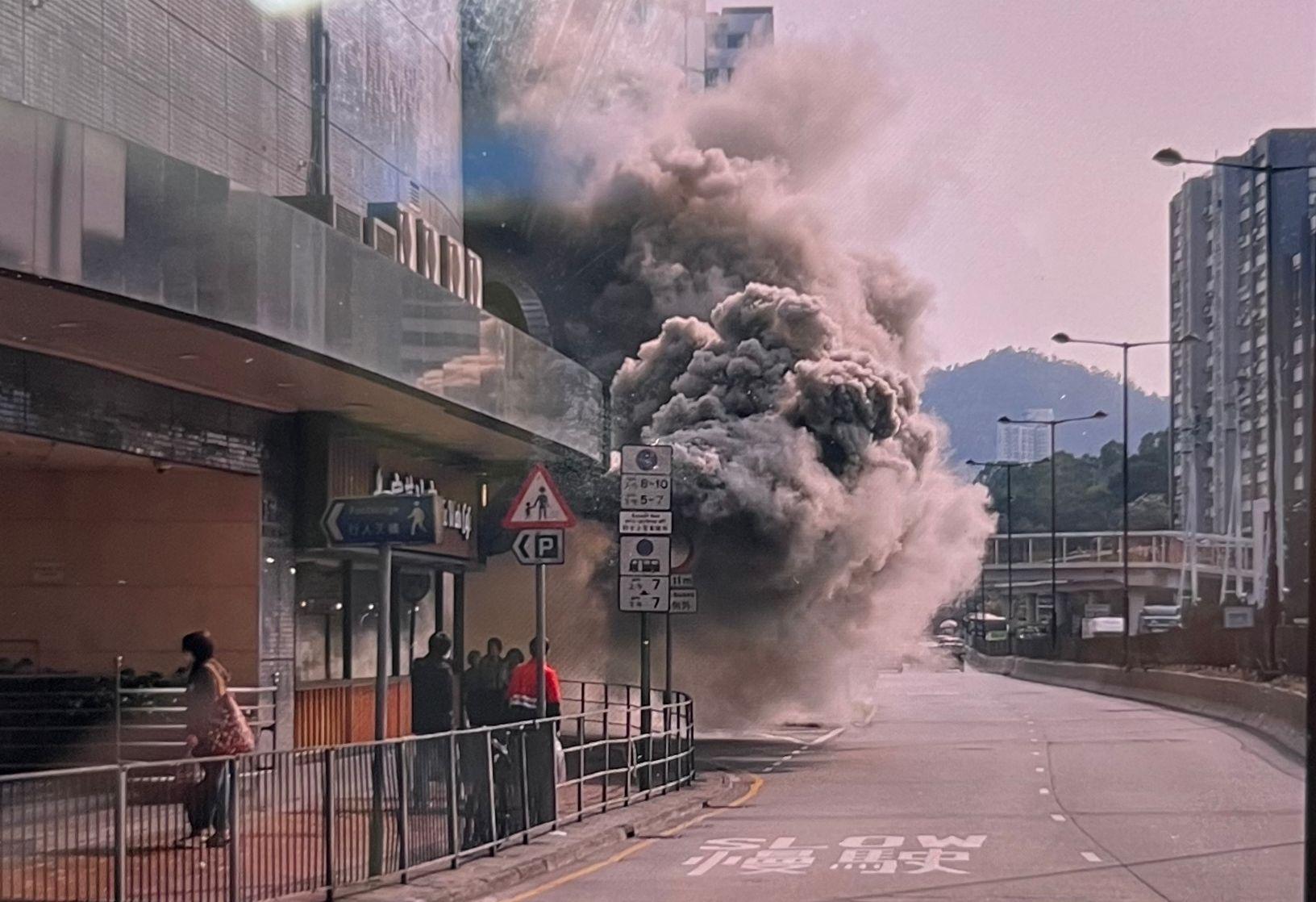葵涌廣場茶餐廳起火 冒出大量濃煙(網上圖片)