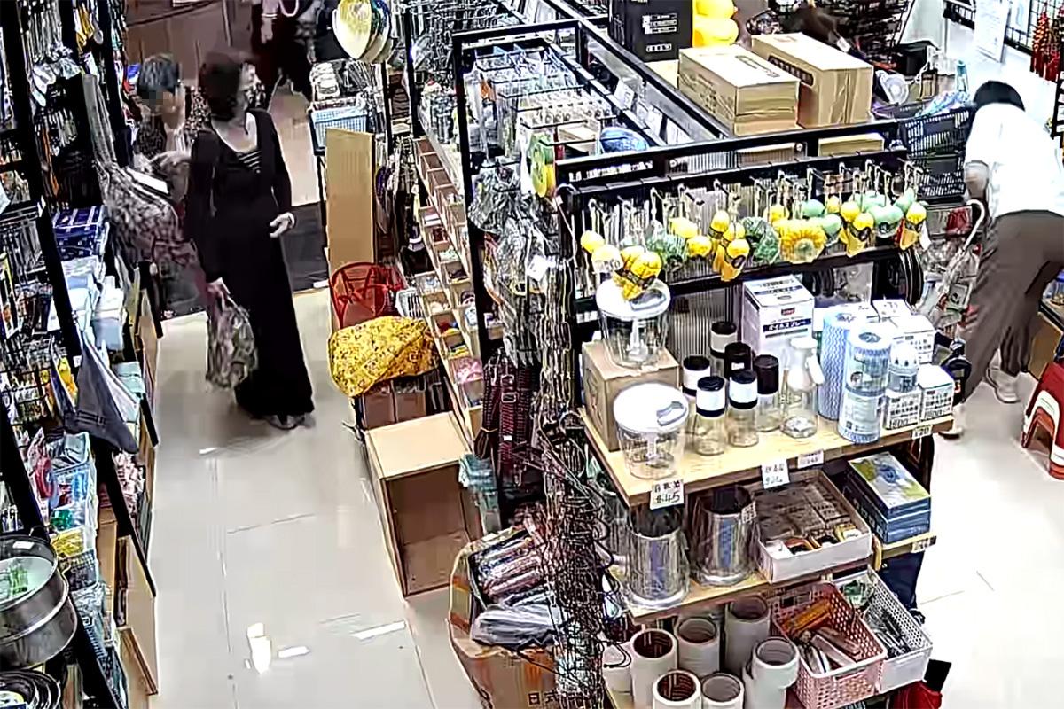 將軍澳一間家品店被一名女子盜取環保袋,全程被店內閉路電視拍下。(網上影片截圖)