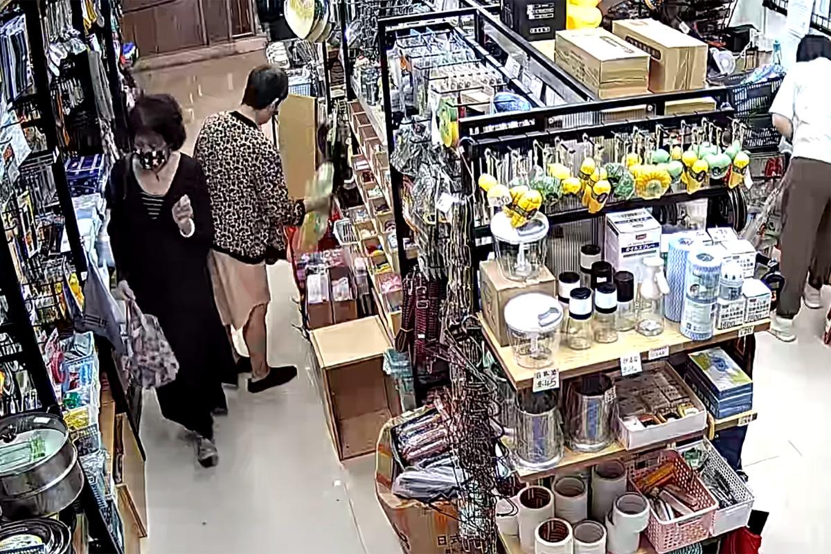 將軍澳一間家品店被一名女子盜取環保袋,全程被店內閉路電視拍下。(網上影片截圖)