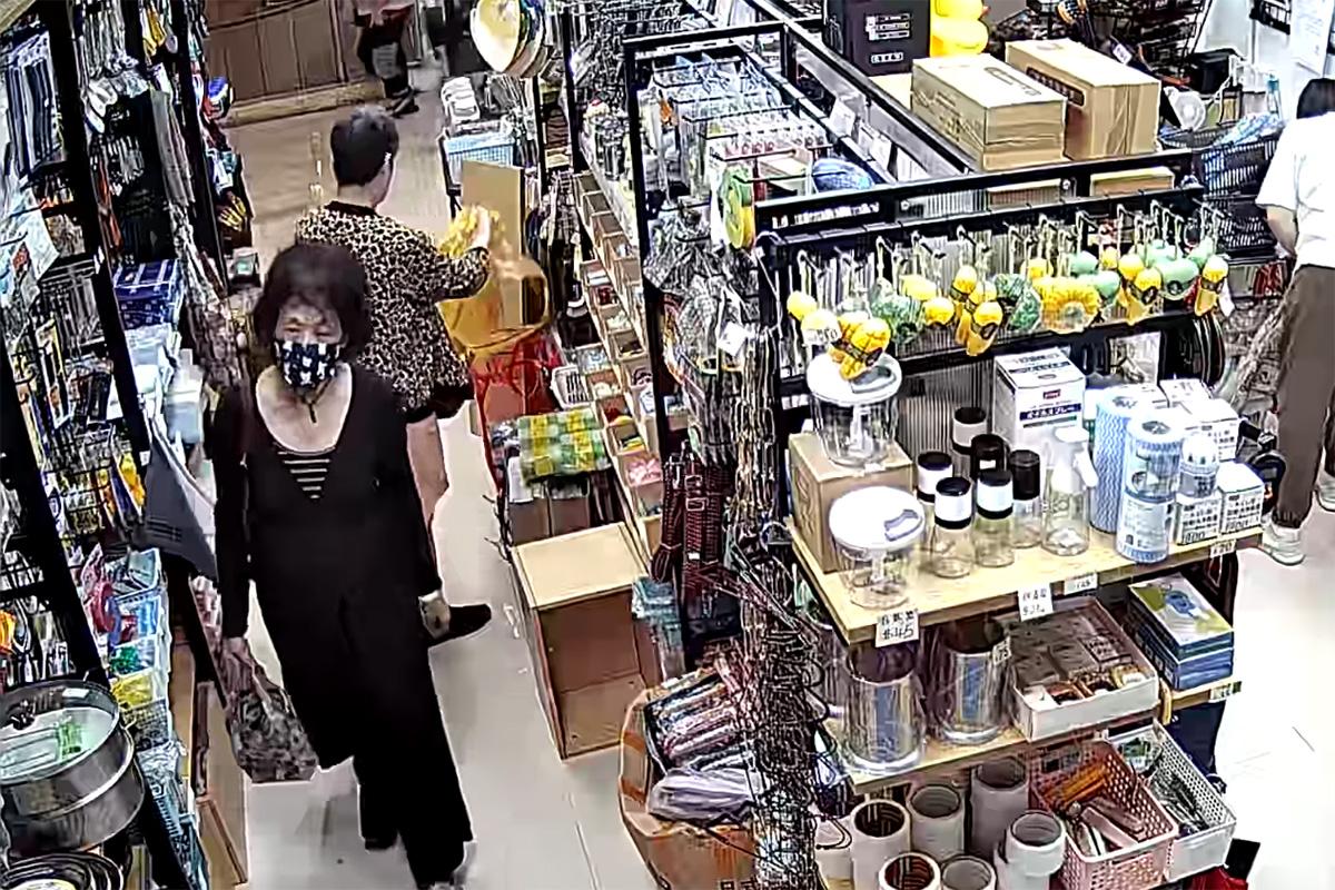 將軍澳一間家品店被一名女子盜取環保袋,全程被店內閉路電視拍下。(網上影片截圖)