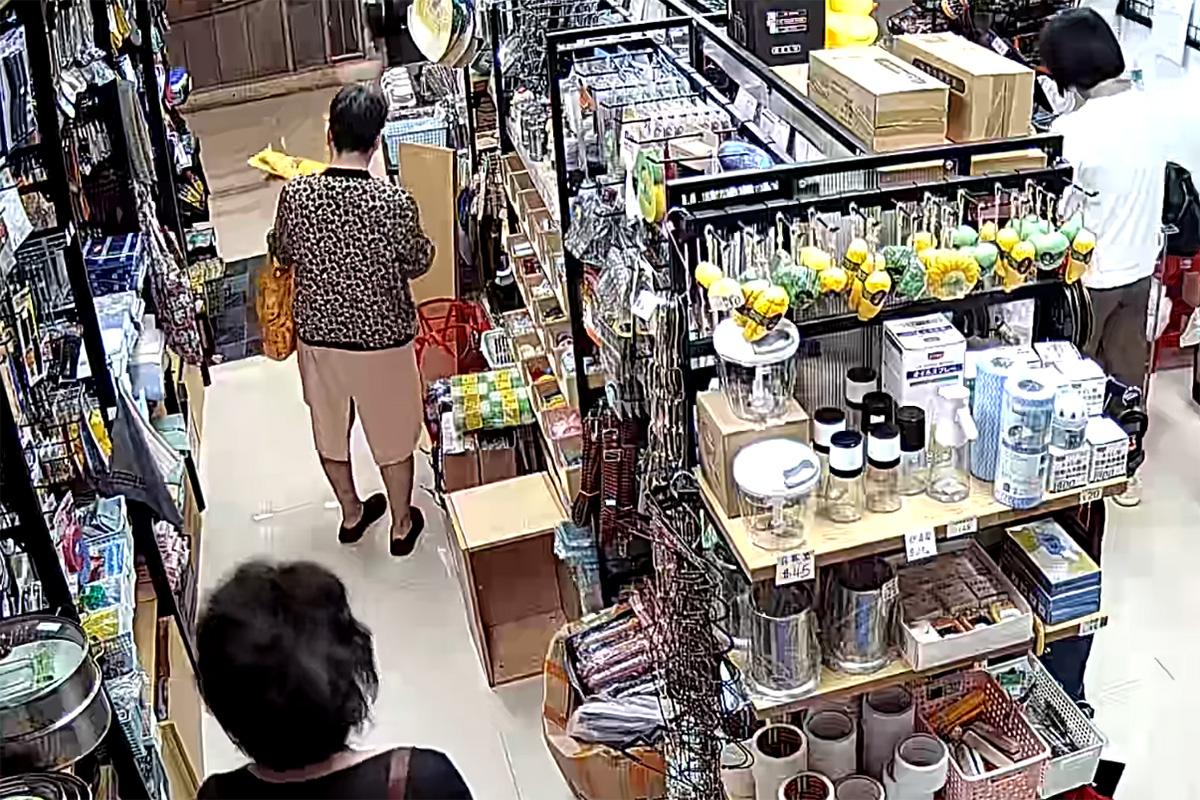 將軍澳一間家品店被一名女子盜取環保袋,全程被店內閉路電視拍下。(網上影片截圖)