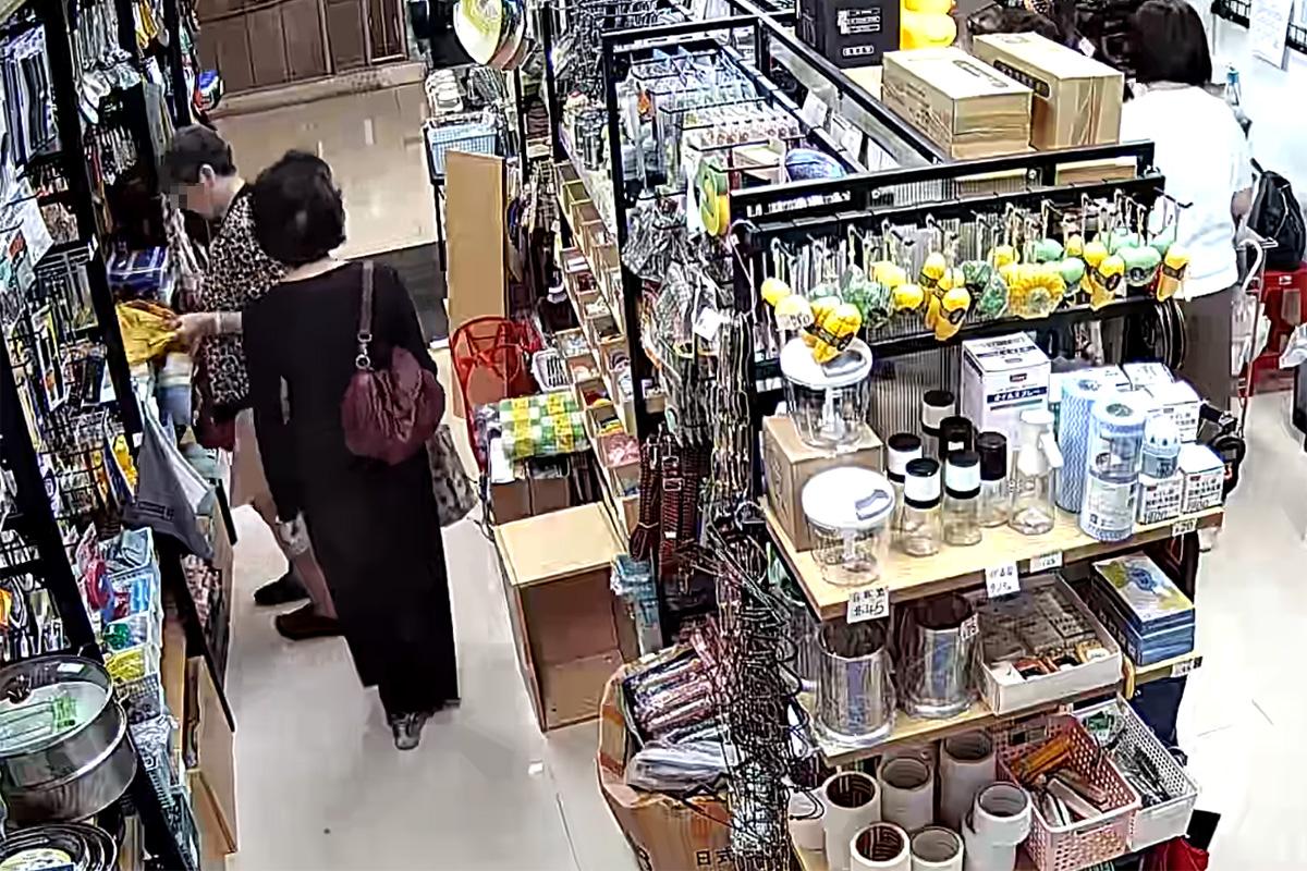 將軍澳一間家品店被一名女子盜取環保袋,全程被店內閉路電視拍下。(網上影片截圖)