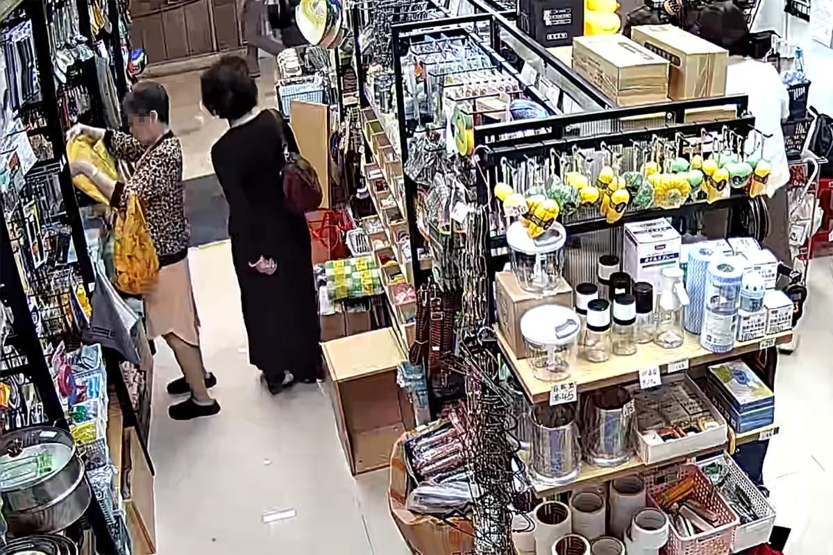 將軍澳一間家品店被一名女子盜取環保袋,全程被店內閉路電視拍下。(網上影片截圖)