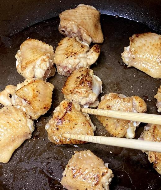 燒熱鑊,下油,中火煎至雞翼兩面帶金黄。盛起。煮飯汁調好備用。