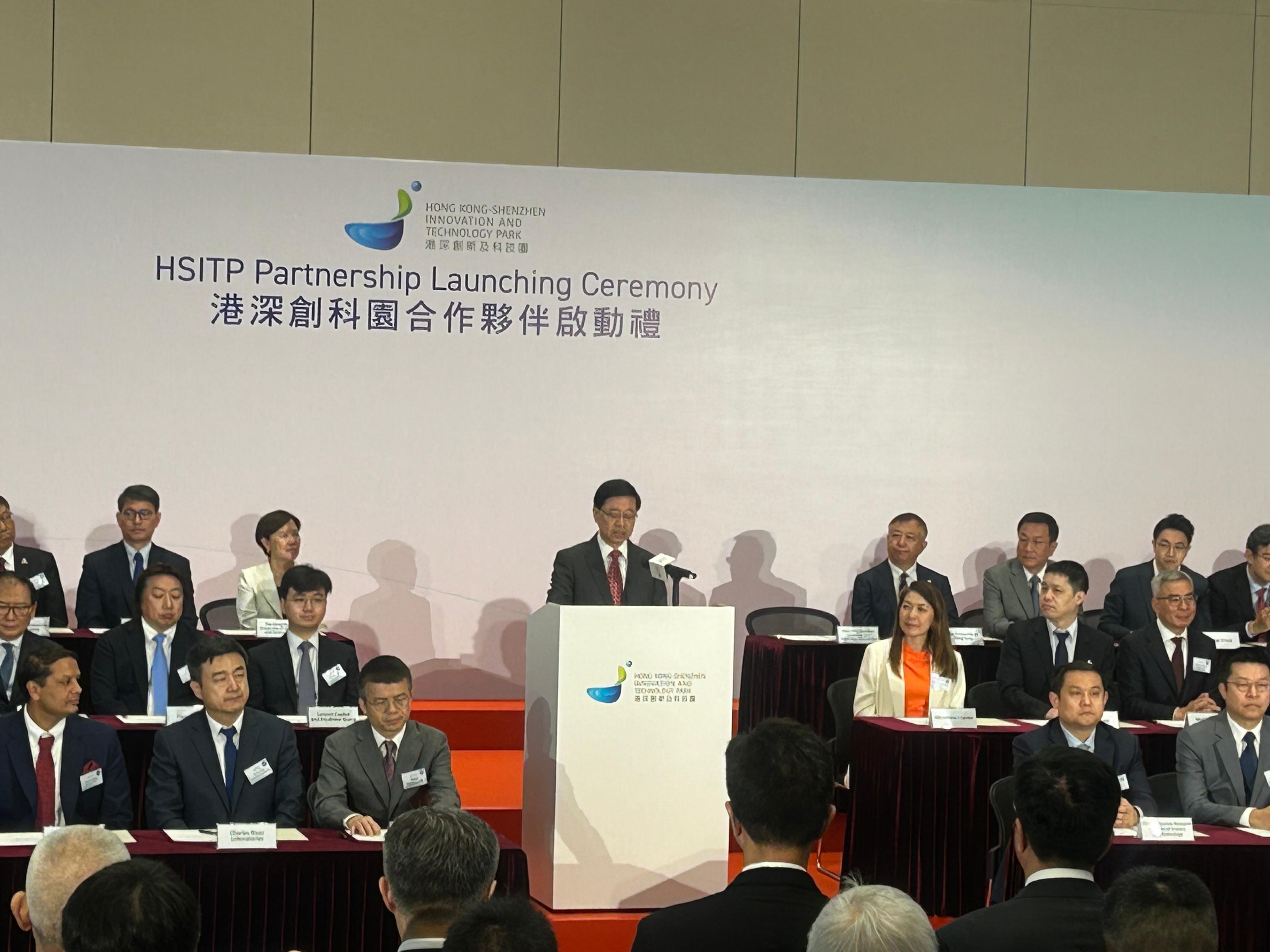 李家超致辭時形容今次簽署儀式是一個里程碑。(陳芷晴攝)