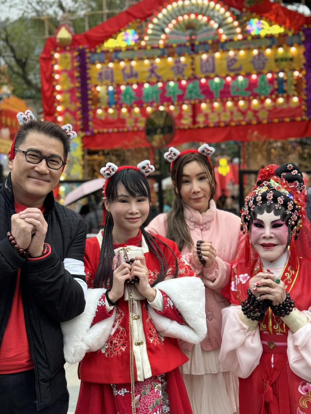 今個農曆年,黃夏蕙在上頭炷香前,將自己製作過百手串送給途人。