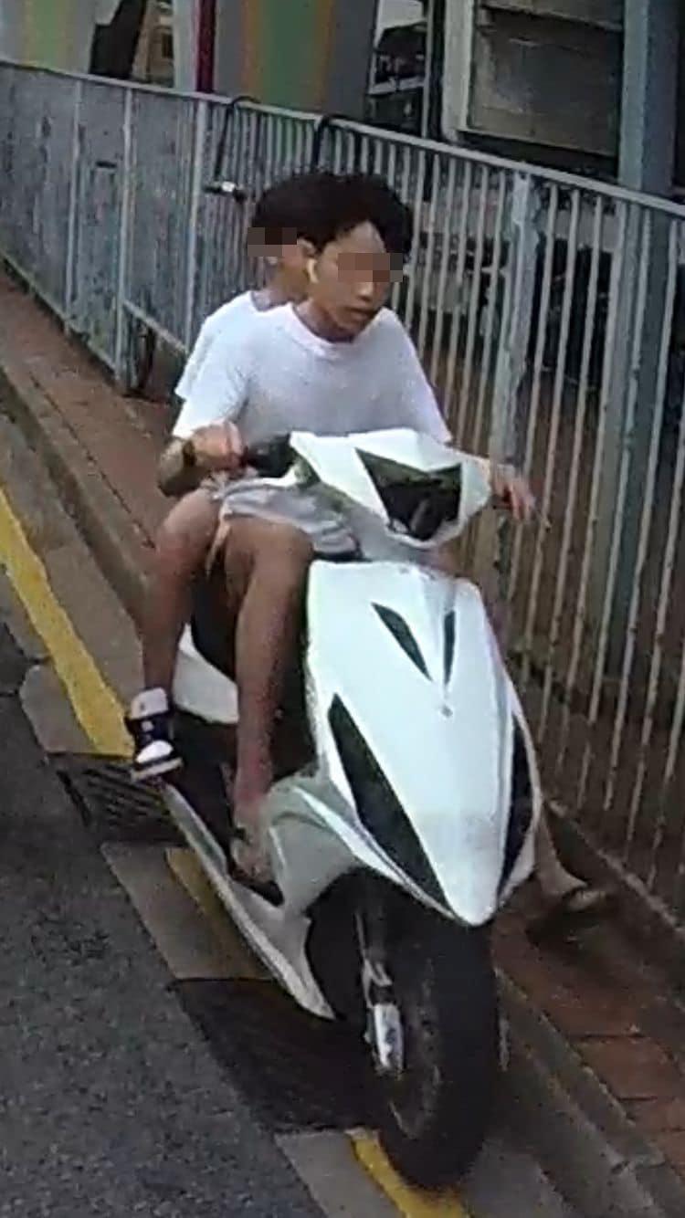 社交平台上周五(5日)起流傳多段兩名白衣少年在沒有安全裝備下,駕駛沒有車牌的「綿羊仔」於元朗街頭穿插的「車Cam」短片,期間更衝越紅燈及逆線行駛,並剷上行人路飛馳,完全罔顧其他駕駛者及路人的安全。