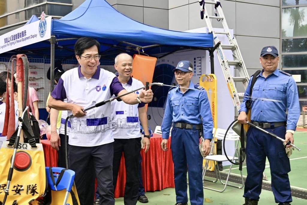 國安教育日︱黃偉綸讚休班民安隊員救華豐大火被困居民勇敢無私 (@FB黃偉綸Michael Wong圖片)