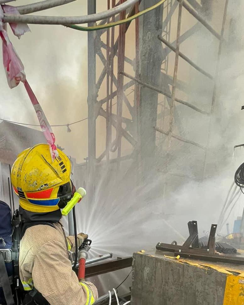 洪水橋大火,四級火通宵灌救未救熄(消防處FB)