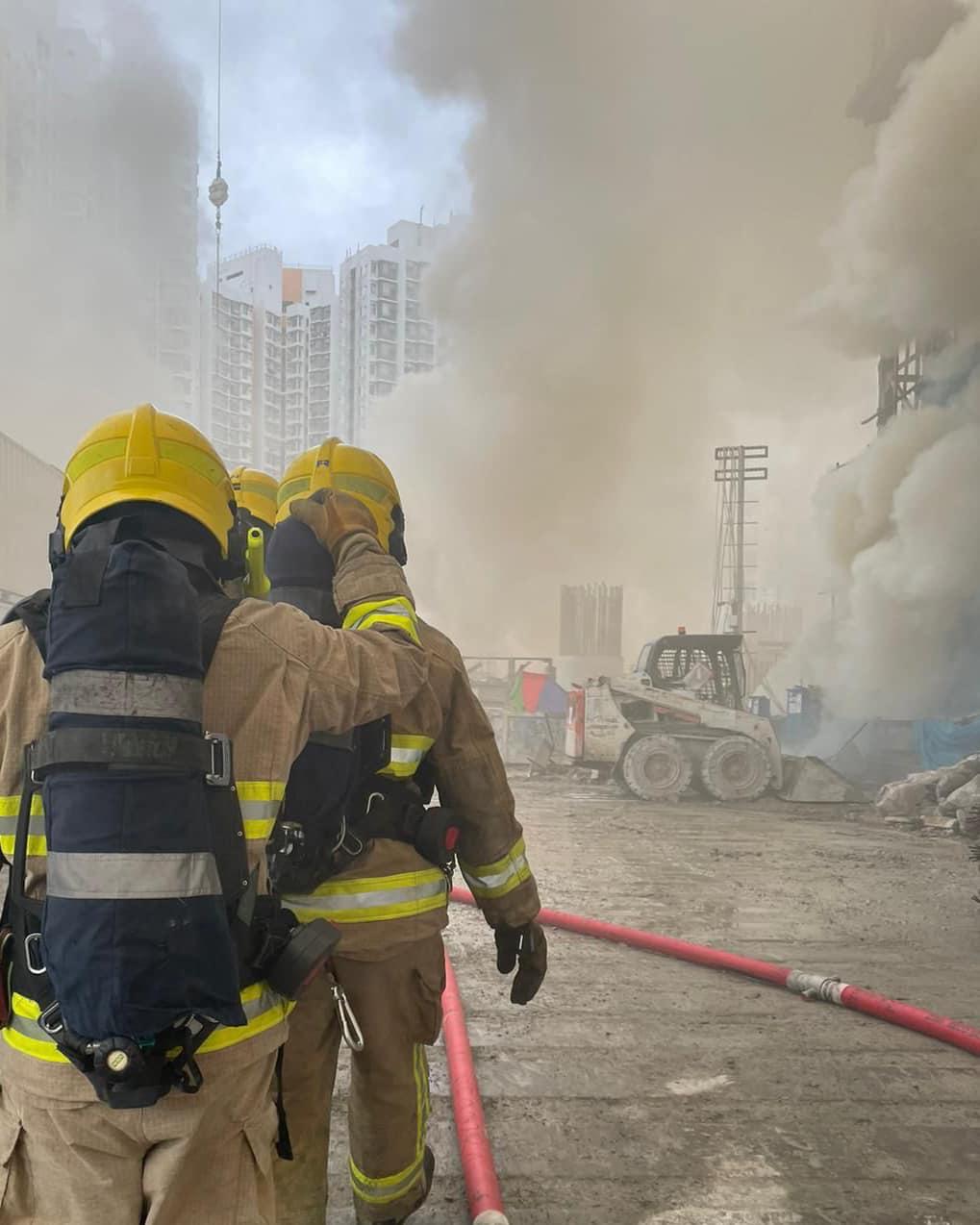 天水圍洪雅路地盤三級火。(消防處圖片)