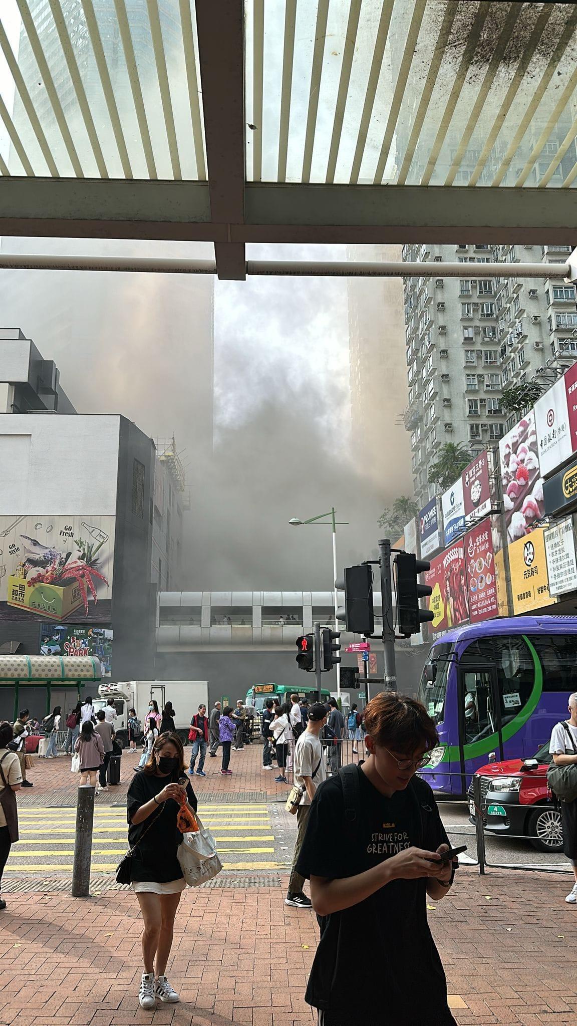 葵涌廣場茶餐廳起火 冒出大量濃煙(網上圖片)