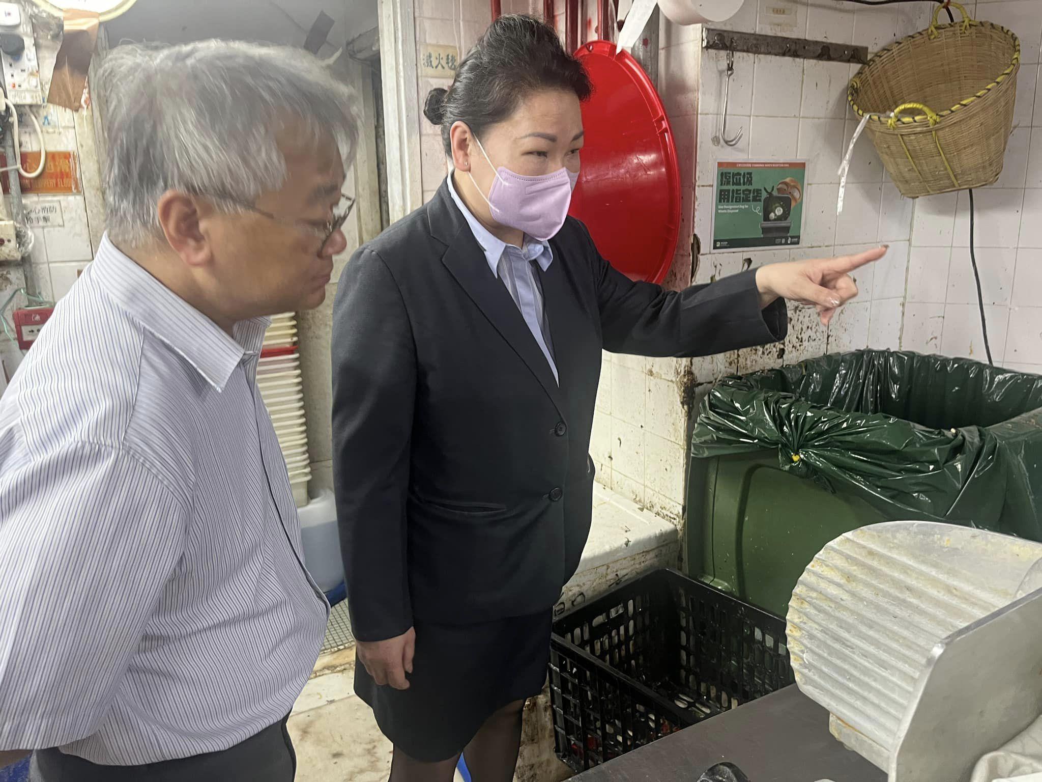 環保署署長徐浩光了解試行的情況。(@FB環境及生態局 EEB圖片)