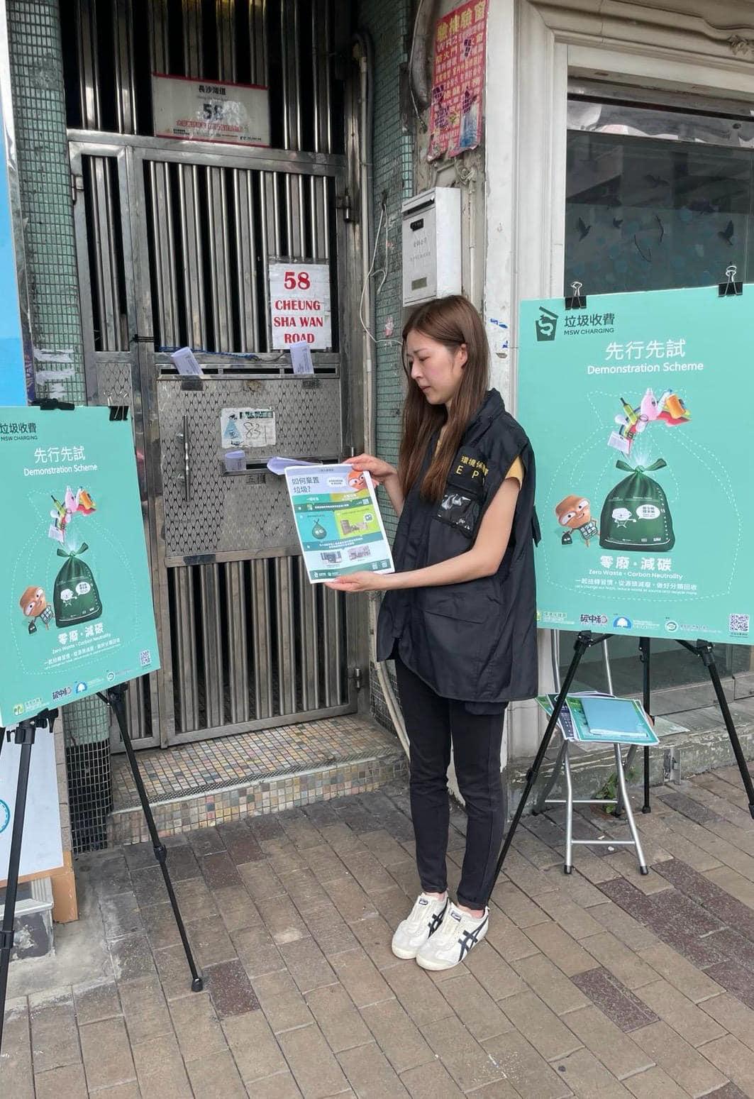 環保署專隊人員在「三無」大廈試點擺設街站,提供諮詢和宣傳「先行先試」。(@FB環境及生態局 EEB圖片)