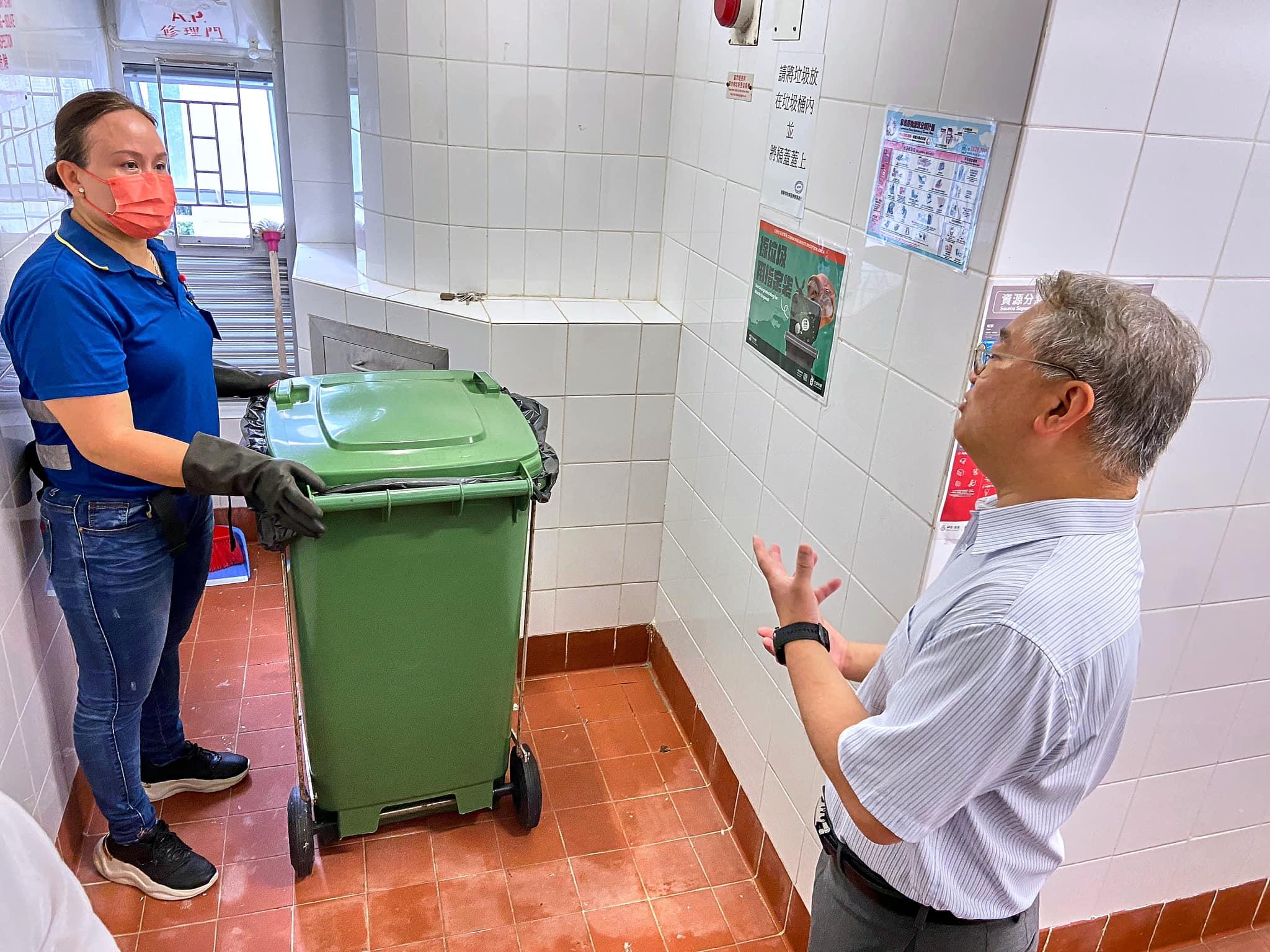 環保署署長徐浩光了解試行的情況。(@FB環境及生態局 EEB圖片)