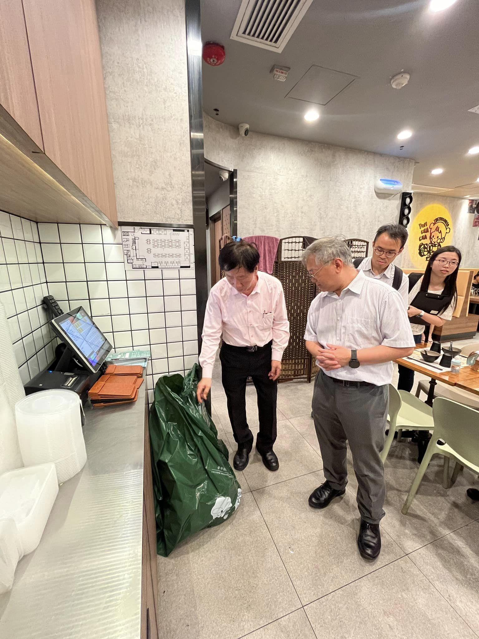 環保署署長徐浩光了解試行的情況。(@FB環境及生態局 EEB圖片)