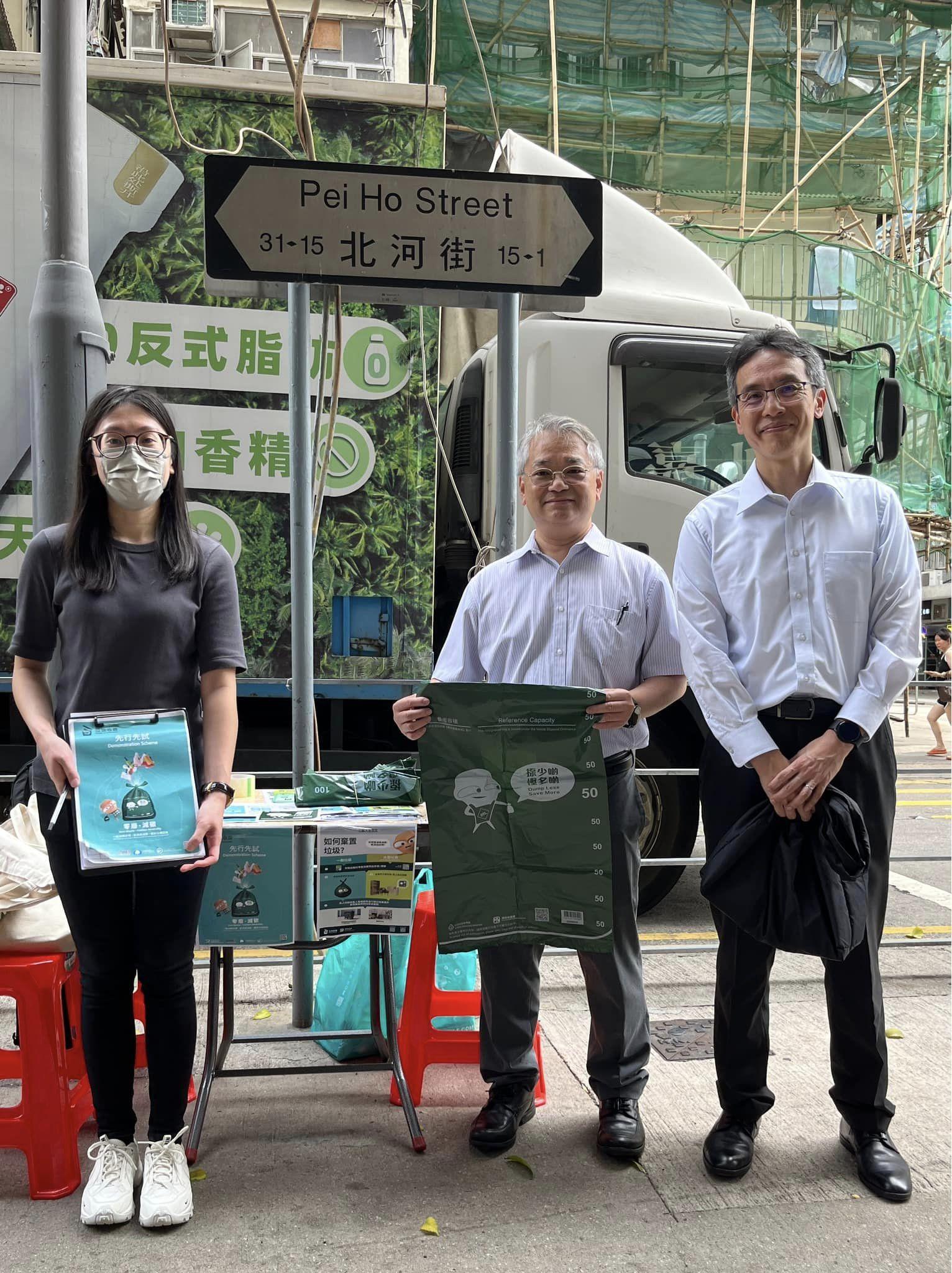 環保署專隊人員在「三無」大廈試點擺設街站,提供諮詢和宣傳「先行先試」。(@FB環境及生態局 EEB圖片)