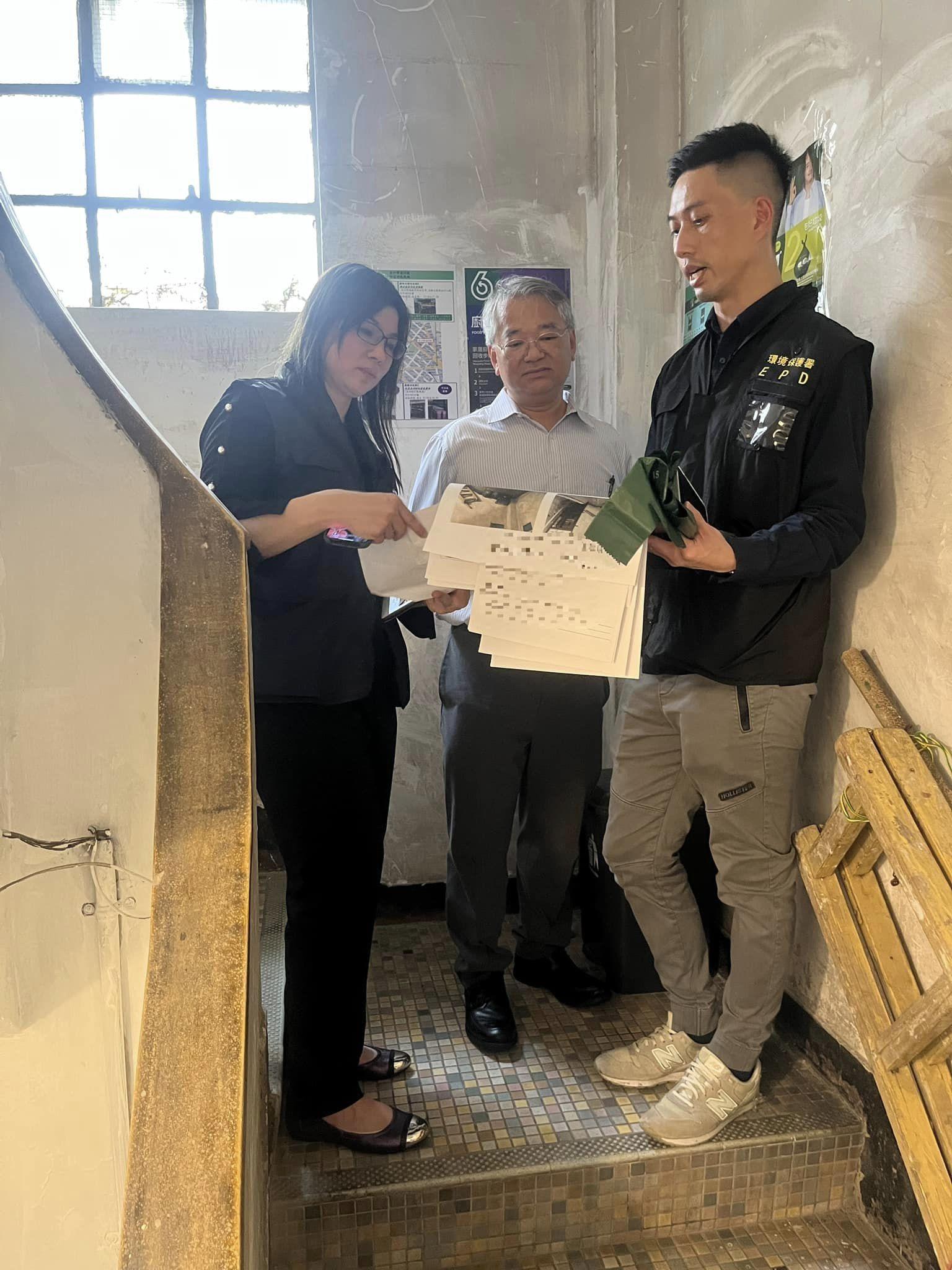 環保署署長徐浩光了解試行的情況。(@FB環境及生態局 EEB圖片)