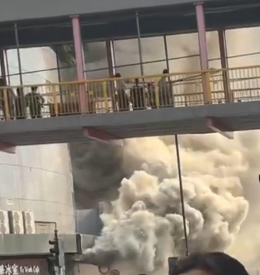 葵涌廣場茶餐廳起火 冒出大量濃煙(影片截圖)