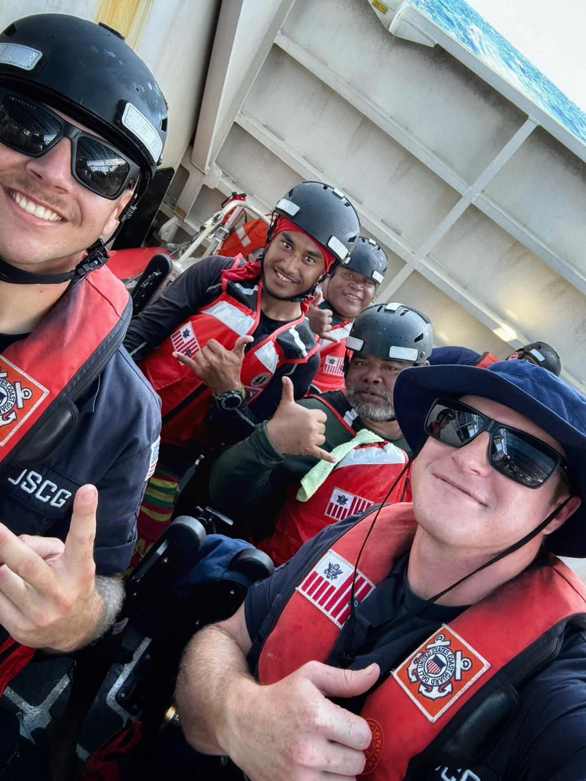 美國三名40多歲、經驗豐富的水手因船隻故障,被困在一座太平洋荒島個多星期,他們在白沙灘上用棕櫚葉拼出「救命」(HELP)字樣後,周二(9日)眼尖的被美國海岸防衛隊發現,平安獲救。